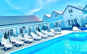 Baltic Family - domki całoroczne nad morzem basen kidsclub rowery